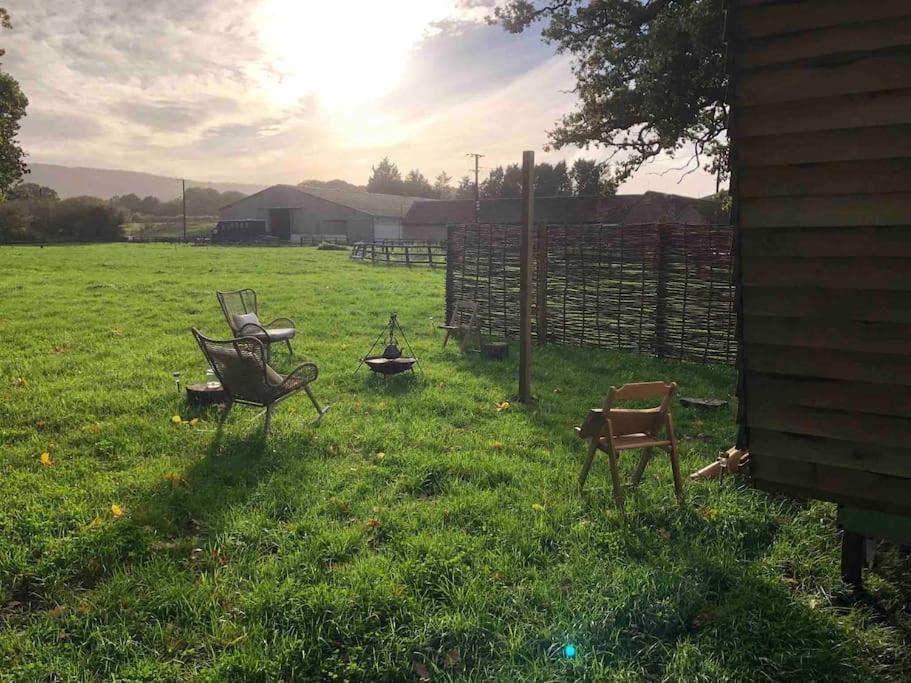 Aspen Leaves: The Perfect Farm Retreat Villa Graffham Eksteriør bilde